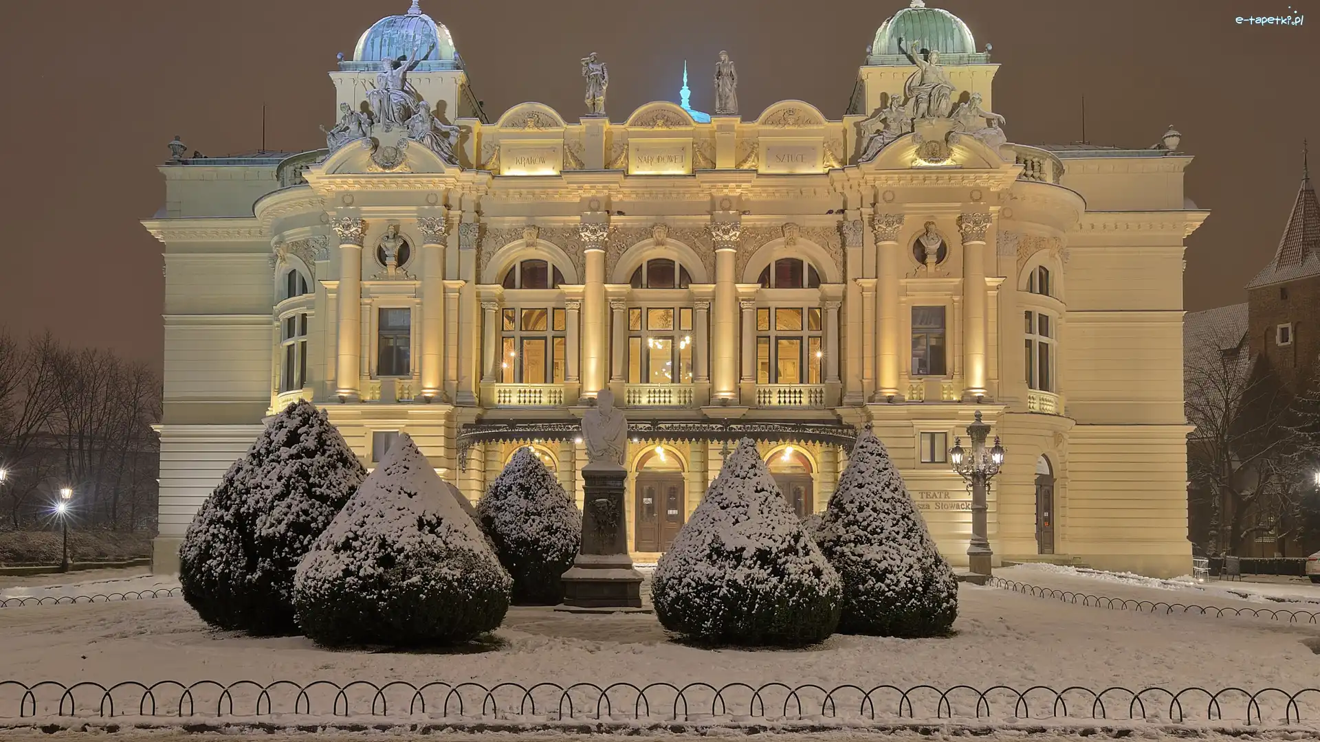 Teatr im Juliusza Słowackiego, Światła, Polska, Pomnik, Drzewa, Ośnieżone, Klomby, Zima, Latarnie, Kraków