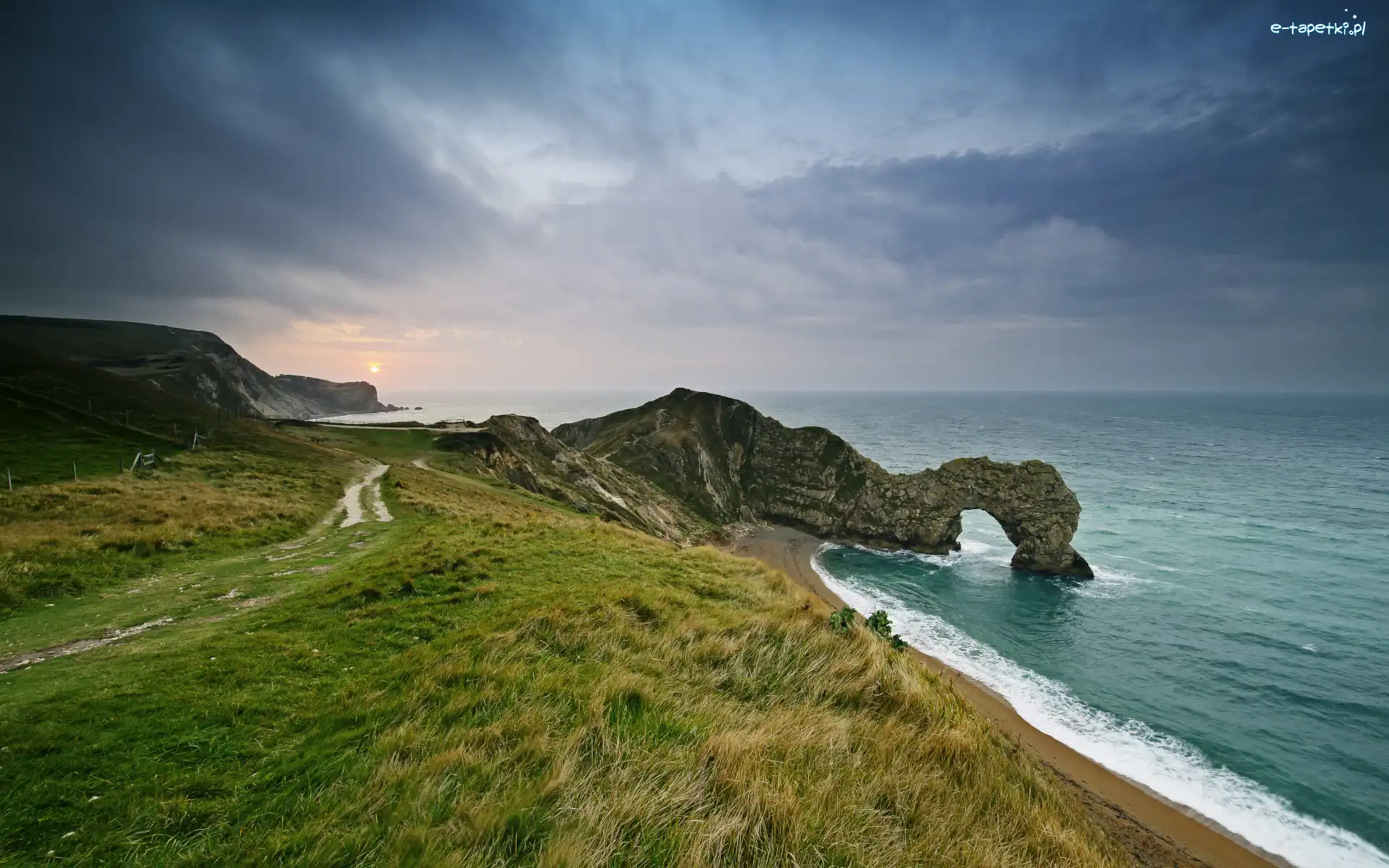 Chmury, Trawa, Wybrzeże Jurajskie, Durdle Door, Łuk wapienny, Anglia, Hrabstwo Dorset, Skały, Zachód słońca