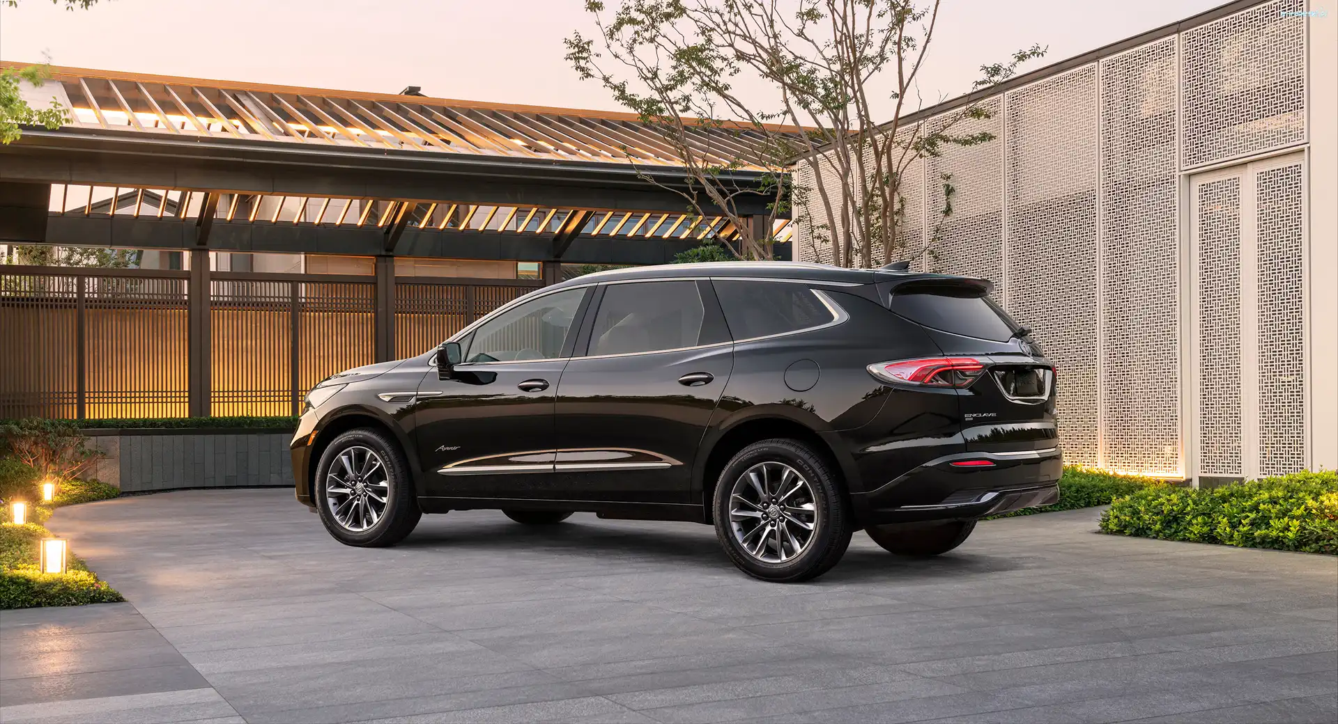 Czarny, Buick Enclave