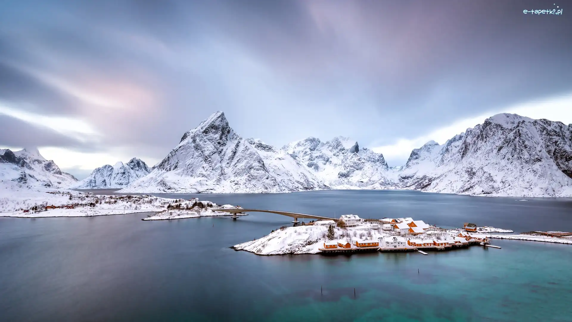 Zima, Morze, Wioska Sakrisoy, Mgła, Lofoty, Góry, Mount Olstind, Norwegia