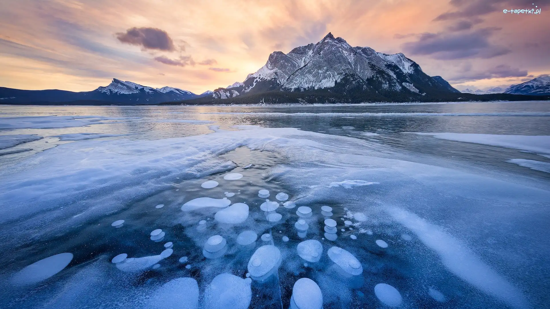 Abraham Lake, Jezioro, Zima, Canadian Rockies, Góry, Kanada, Alberta, Zamarznięte, Lód