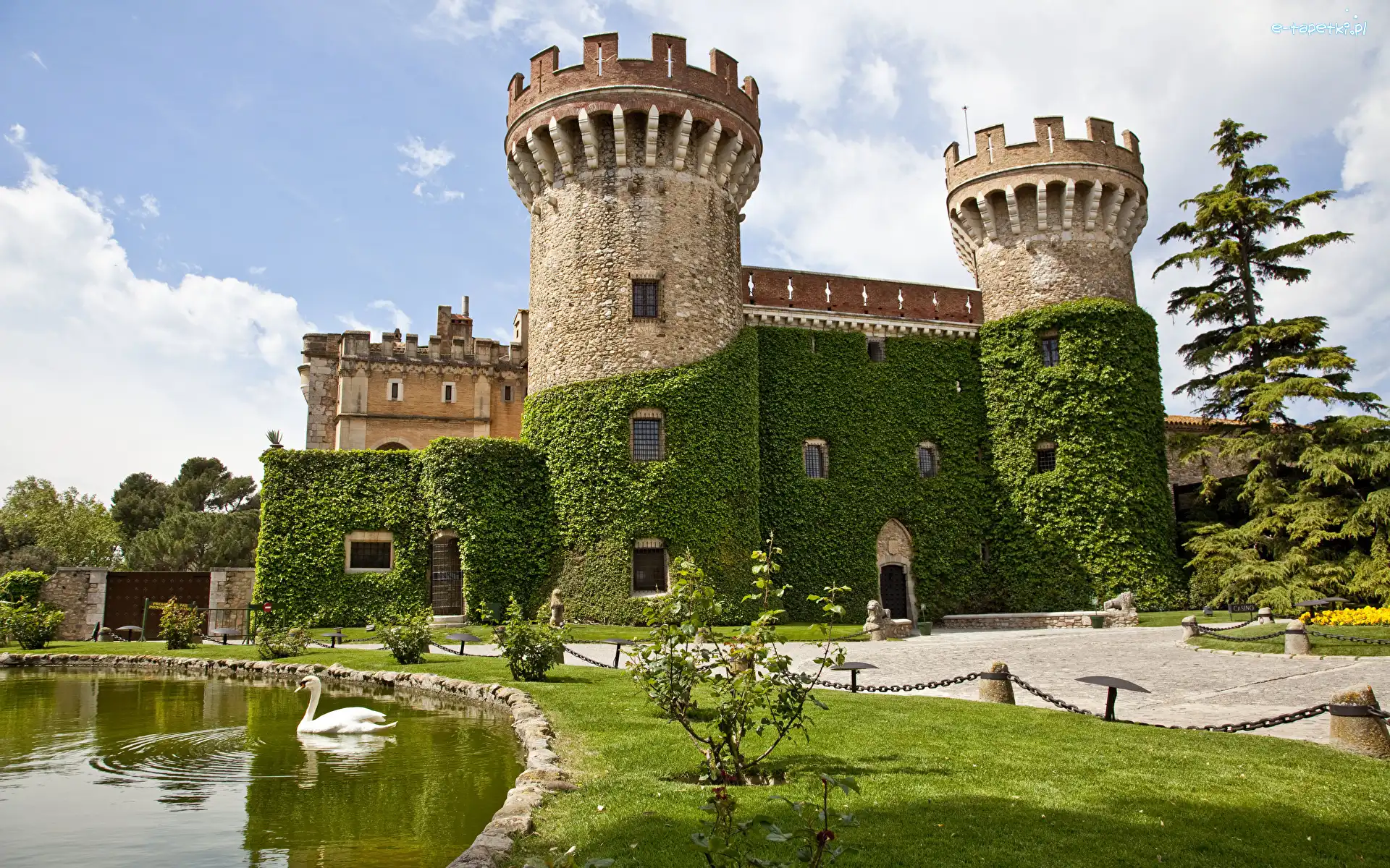 Drzewa, Baszty, Zamek, Łabędź, Hiszpania, Wieże, Staw, Park, Peralada Castle, Trawa, Chmury, Katalonia, Region Girona