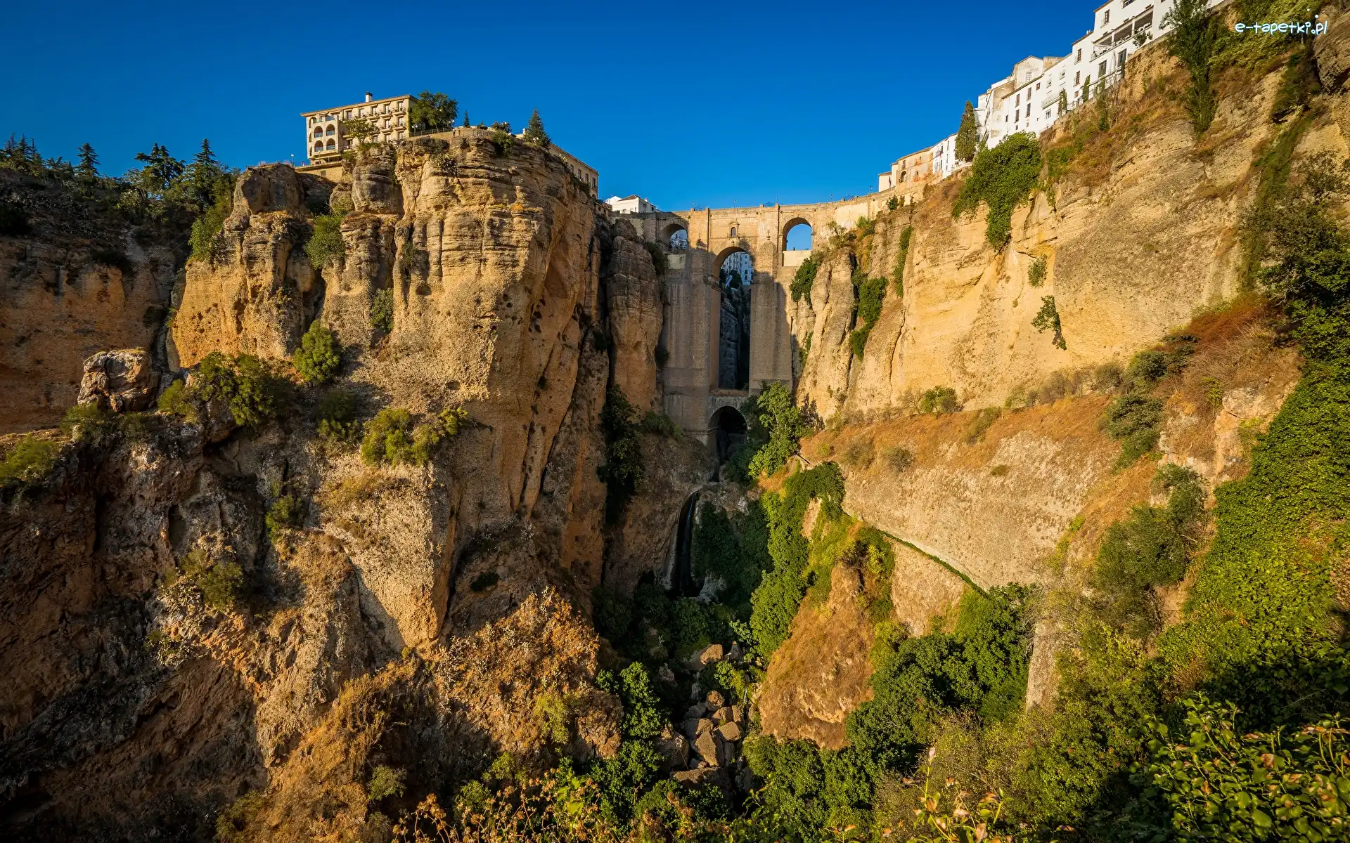 Wąwóz Tajo, Domy, Hiszpania, Andaluzja, Miasto Ronda, Most Puente Nuevo, Prowincja Malaga, Skały