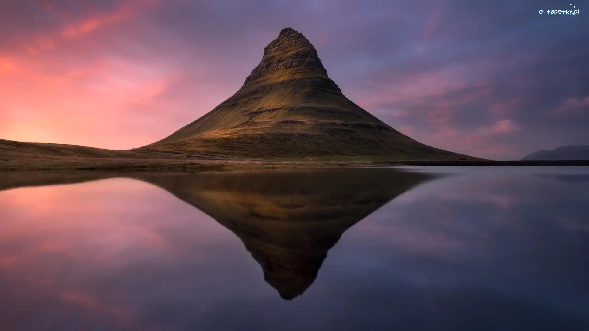 Góra Kirkjufell, Zachód słońca, Jezioro, Islandia, Odbicie