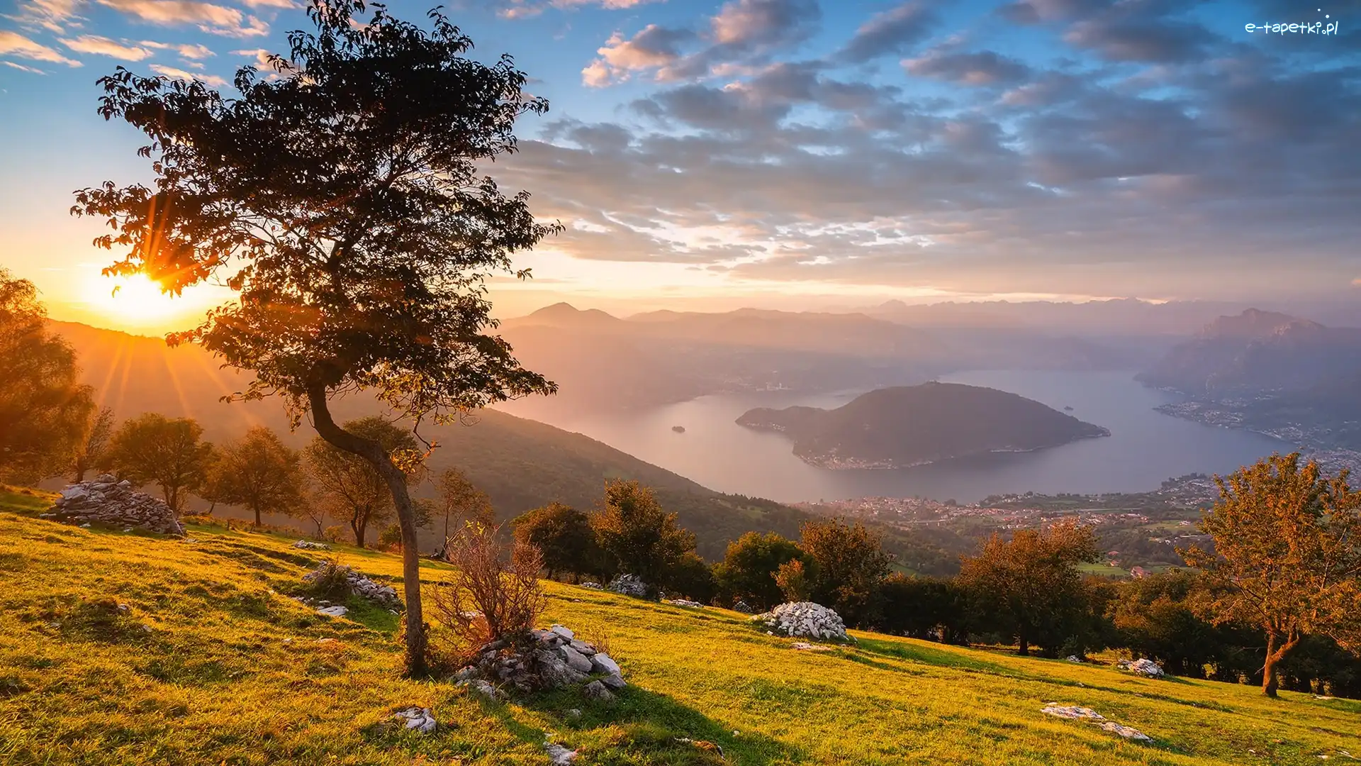 Drzewa, Włochy, Domy, Lake Iseo, Chmury, Góry, Dolina Val Camonica, Mgła, Alpy Lombardzkie, Jezioro, Wschód słońca