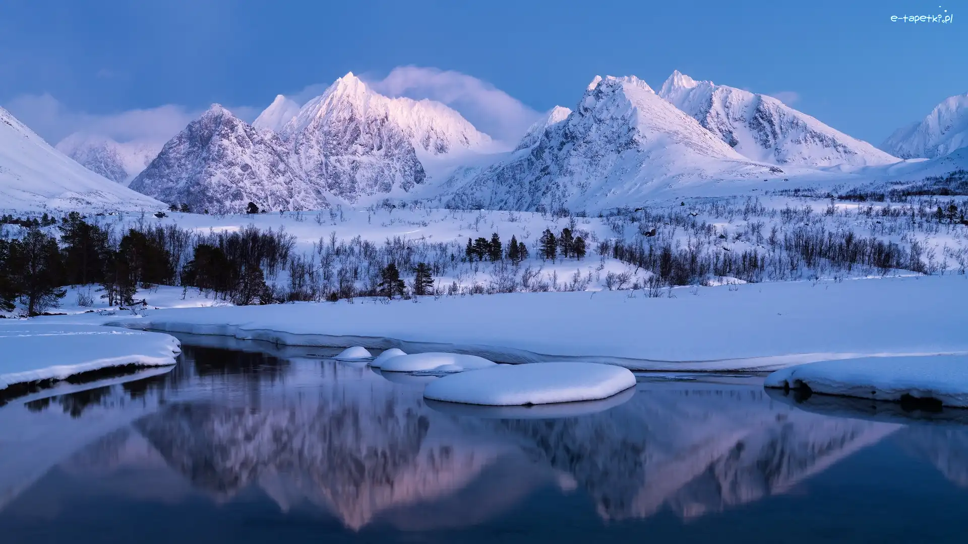 Odbicie, Rzeka Stortindelva, Ośnieżone, Góry Śnieżne, Norwegia, Drzewa, Szczyty