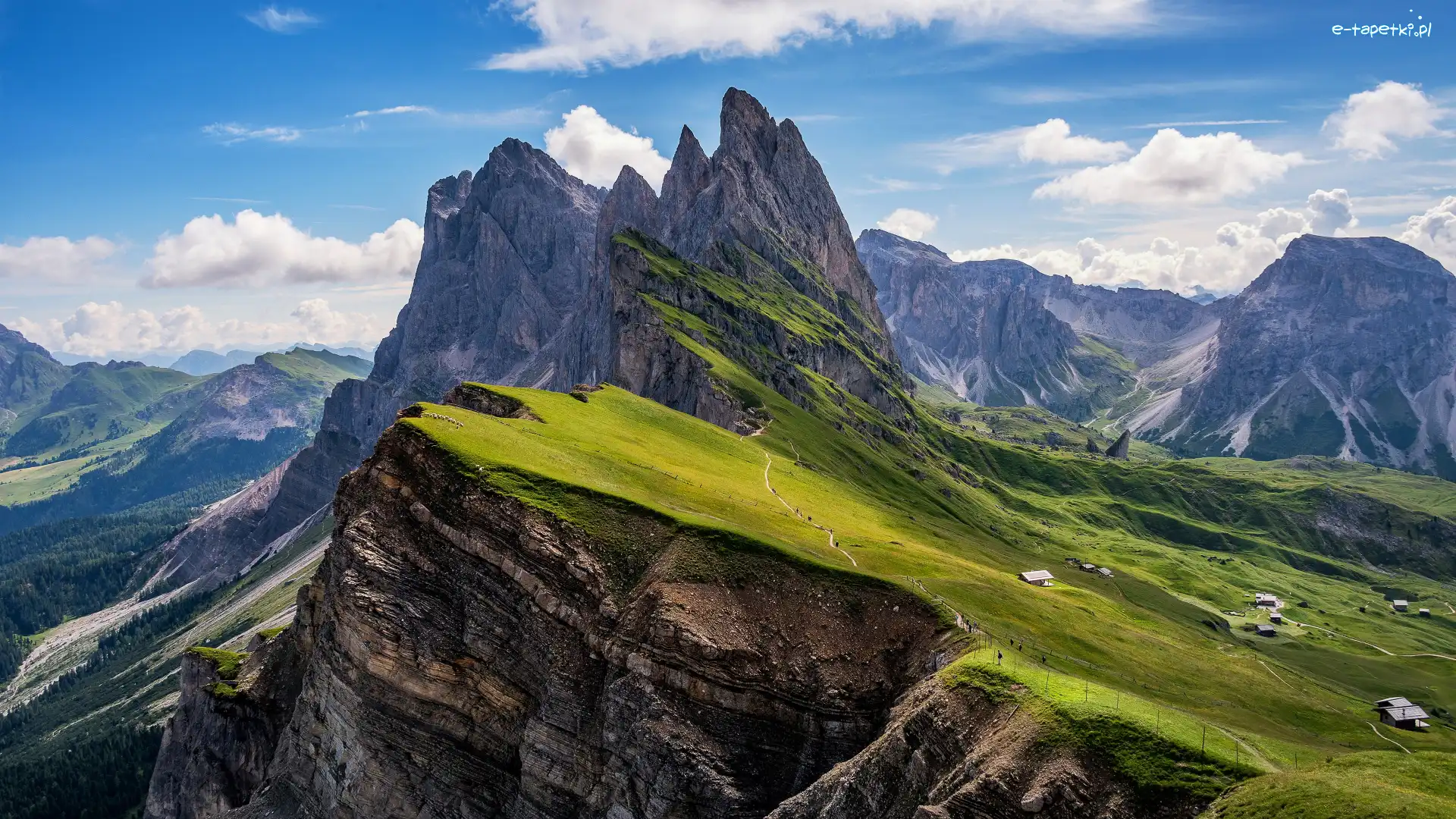Włochy, Rezerwat przyrody, Puez-Geisler, Masyw Odle, Góry Dolomity, Prowincja Bolzano, Domki