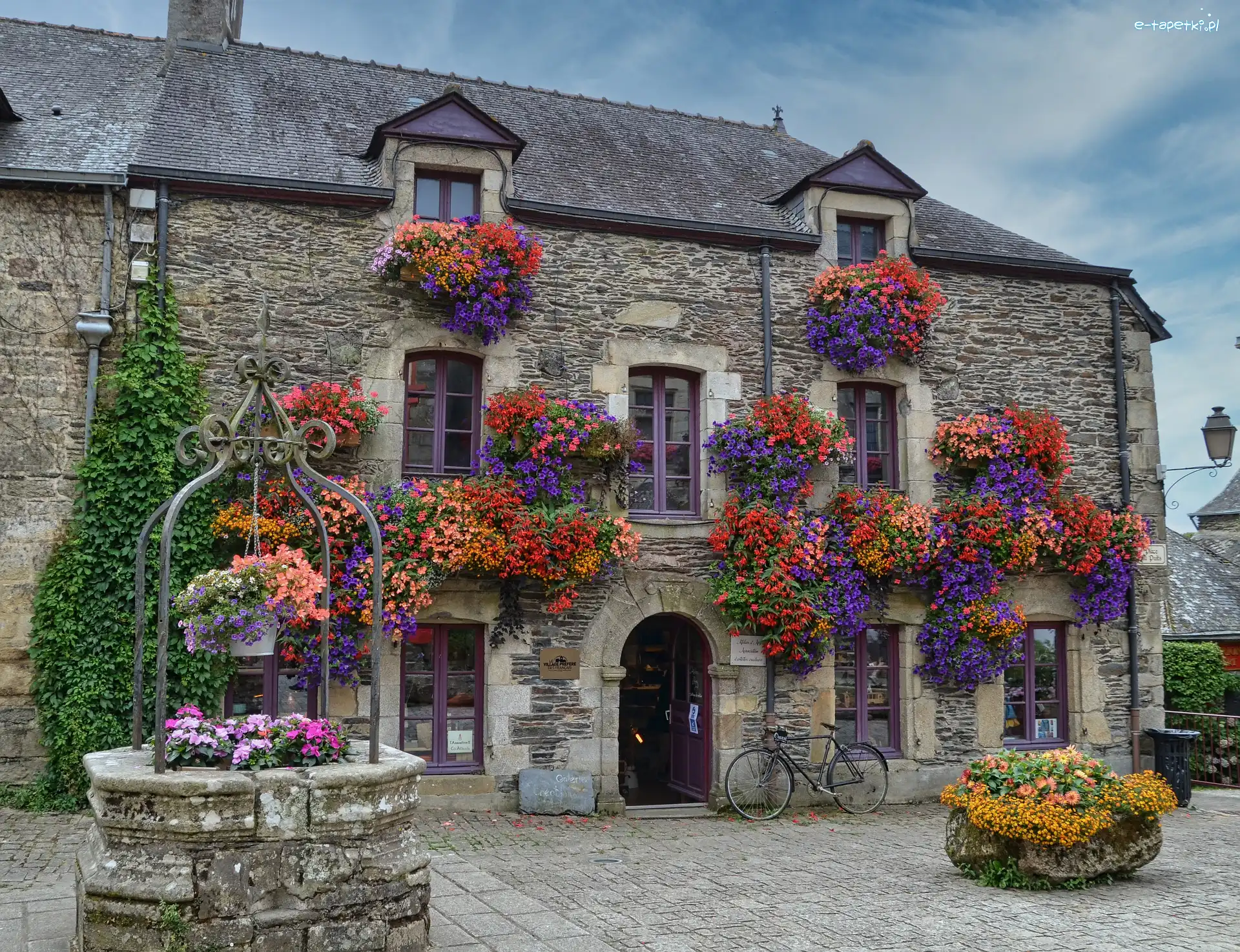 Francja, Studnia, Kwiaty, Dom, Kamienny, Bretania, Rochefort en Terre