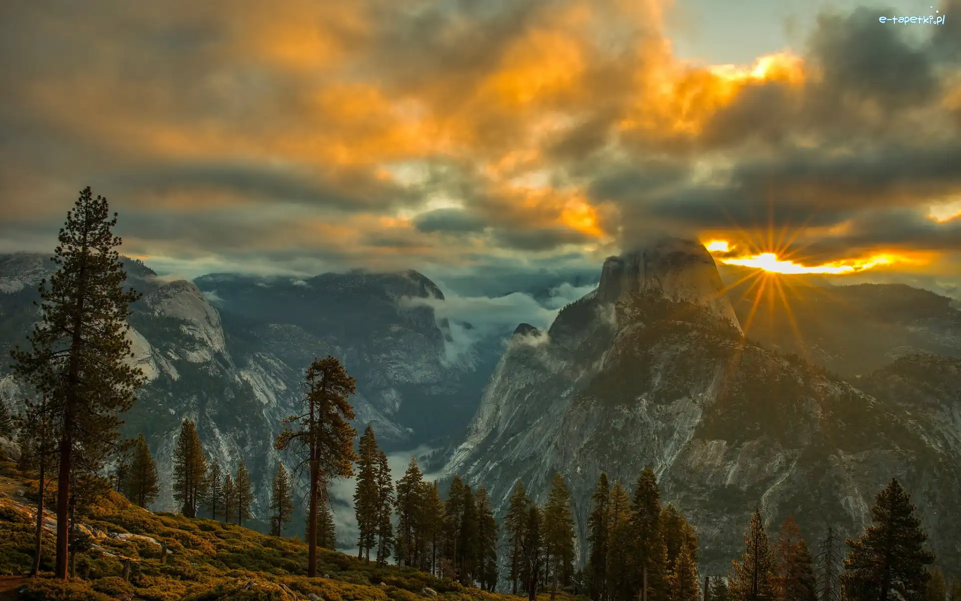 Góry, Park Narodowy Yosemite, Skały, Świerki, Stany Zjednoczone, Niebo, Promienie, Kalifornia, Słońce, Drzewa, Mgła