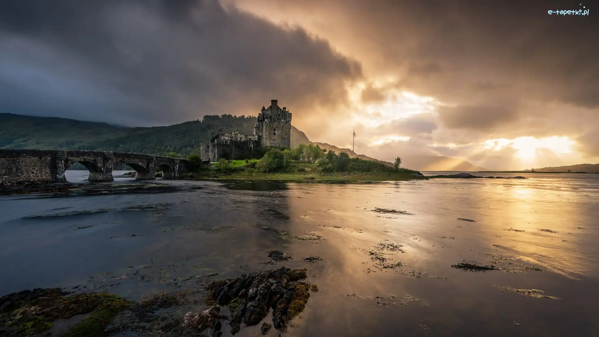 Jezioro, Zamek, Chmury, Zachód słońca, Eilean Donan, Most, Drzewa, Szkocja