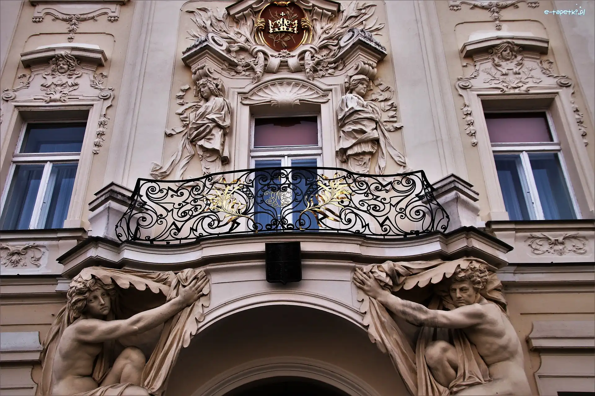 Balkon, Fasada, Okna, Rzeźby, Dom, Budynek