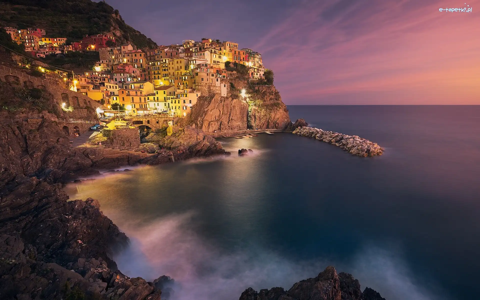 Domy, Cinque Terre, Miejscowość Manarola, Gmina Riomaggiore, Włochy, Skały, Zatoka, Morze Liguryjskie, Światła