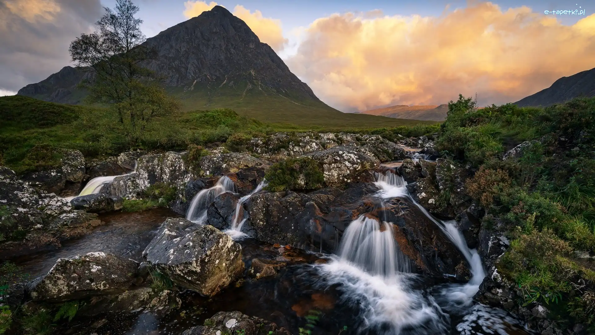 Roślinność, Kamienie, Rzeka, Szczyt Buachaille Etive Mor, Góra, Szkocja, Region Highland, River Coupall, Chmury