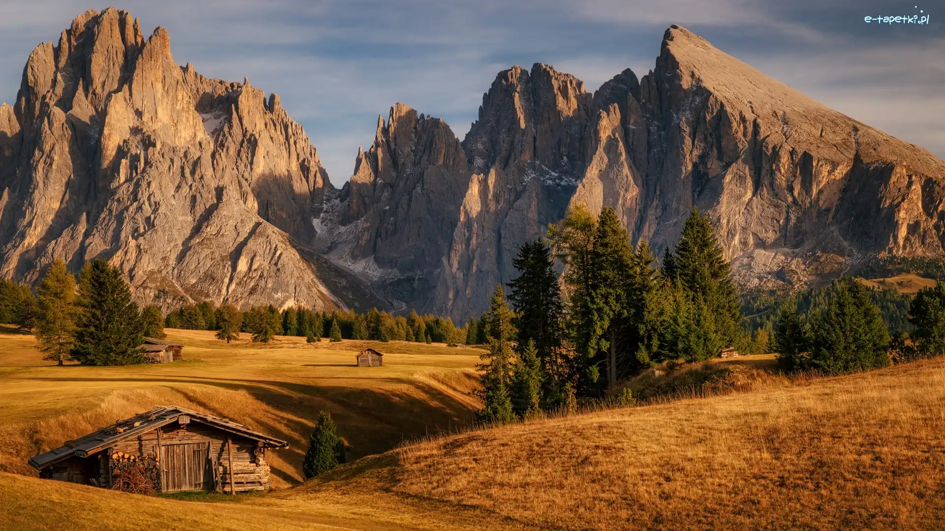 Domki, Góry Sassolungo, Włochy, Drzewa, Drewniane, Płaskowyż Seiser Alm, Dolina Val Gardena, Dolomity