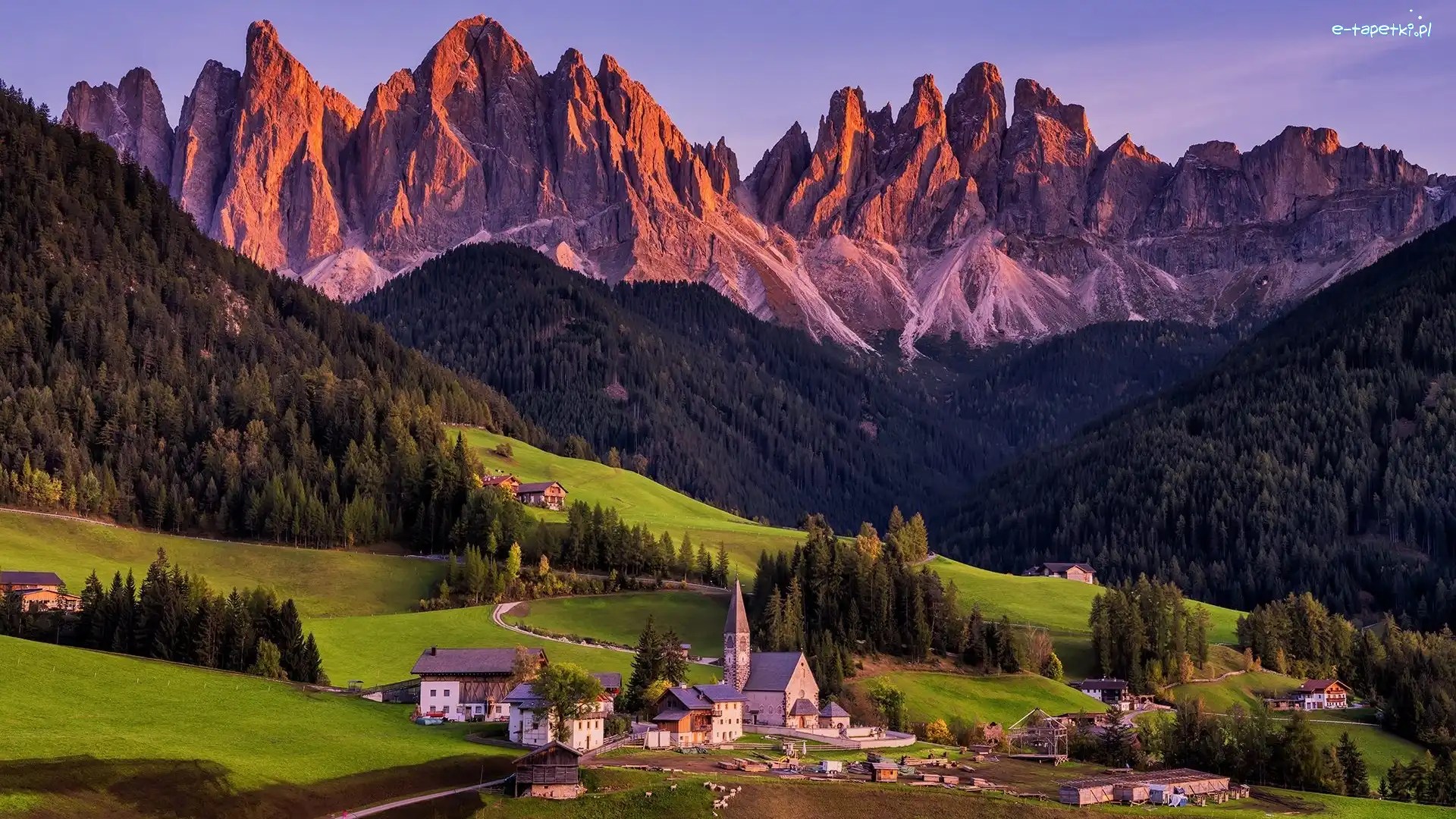 Masyw Odle, Dolomity, Drzewa, Góry, Wieś Santa Maddalena, Domy, Kościół, Włochy, Dolina Val di Funes, Las