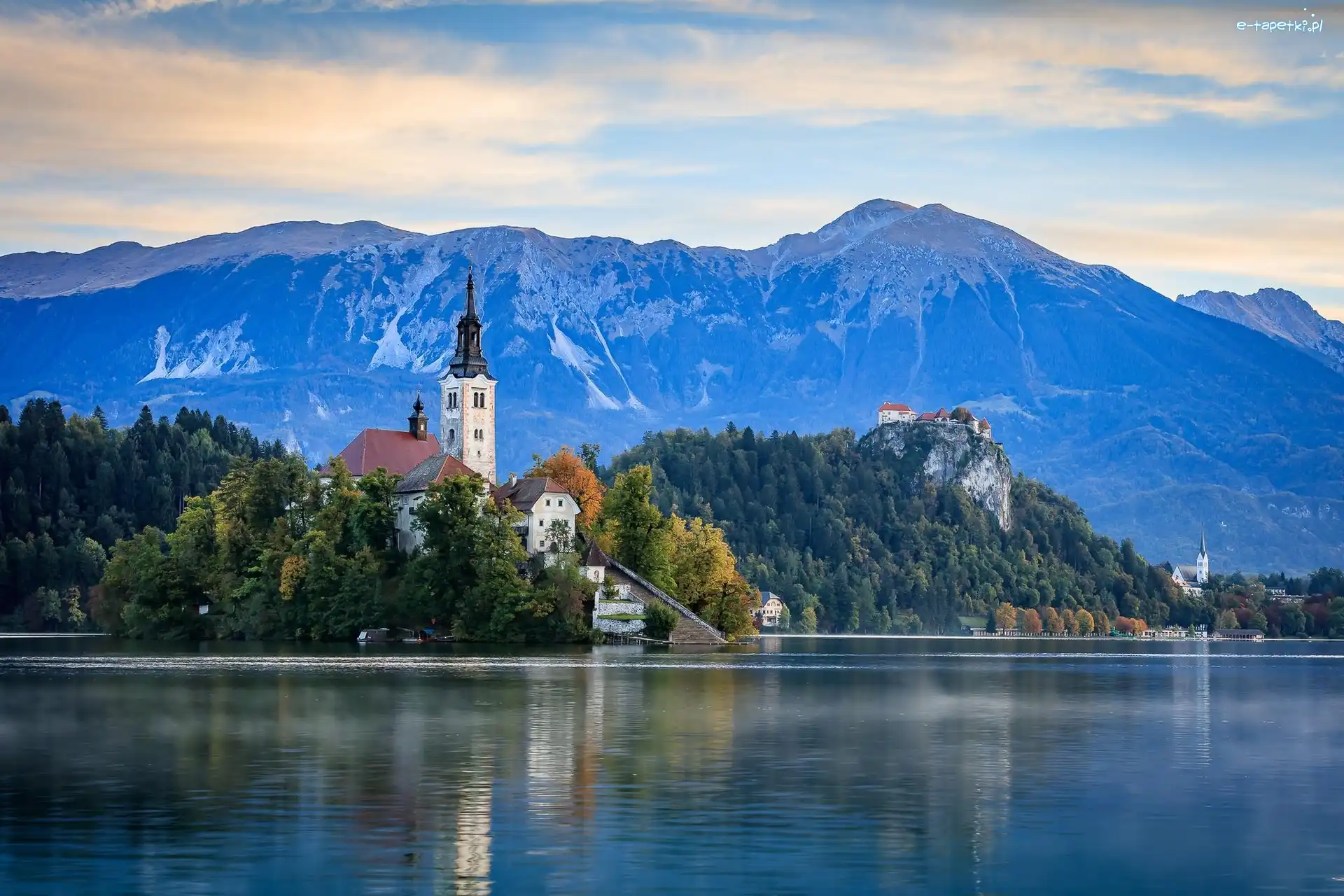 Zamek Bled, Kościół, Alpy Julijskie, Góry, Wyspa Blejski Otok, Słowenia, Chmury, Jezioro Bled, Drzewa