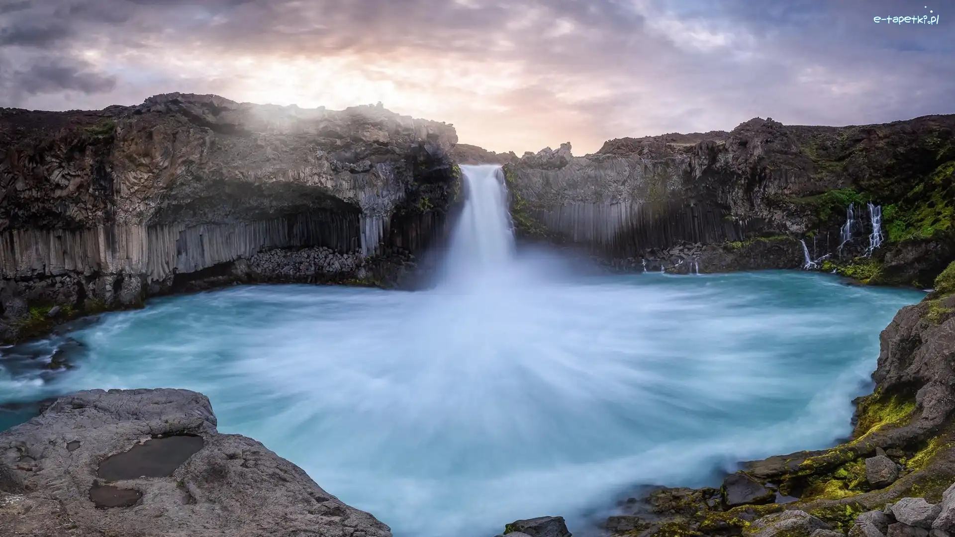 Rzeka Skjalfandafljot, Bazaltowe, Skały, Chmury, Wodospad Aldeyjarfoss, Islandia