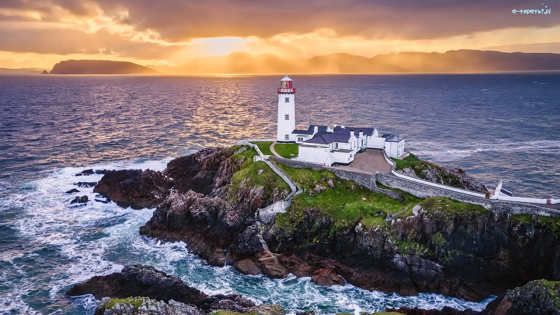 Skały, Latarnia morska, Irlandia, Portsalon, Fanad Head Lighthouse, Chmury, Wschód słońca, Morze
