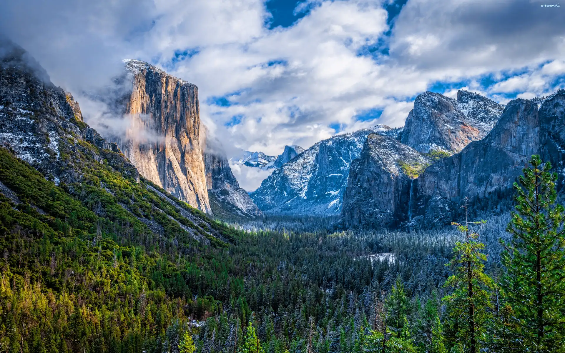 Park Narodowy Yosemite, Dolina Yosemite Valley, Góry Sierra Nevada, Kalifornia, Stany Zjednoczone, Chmury, Lasy