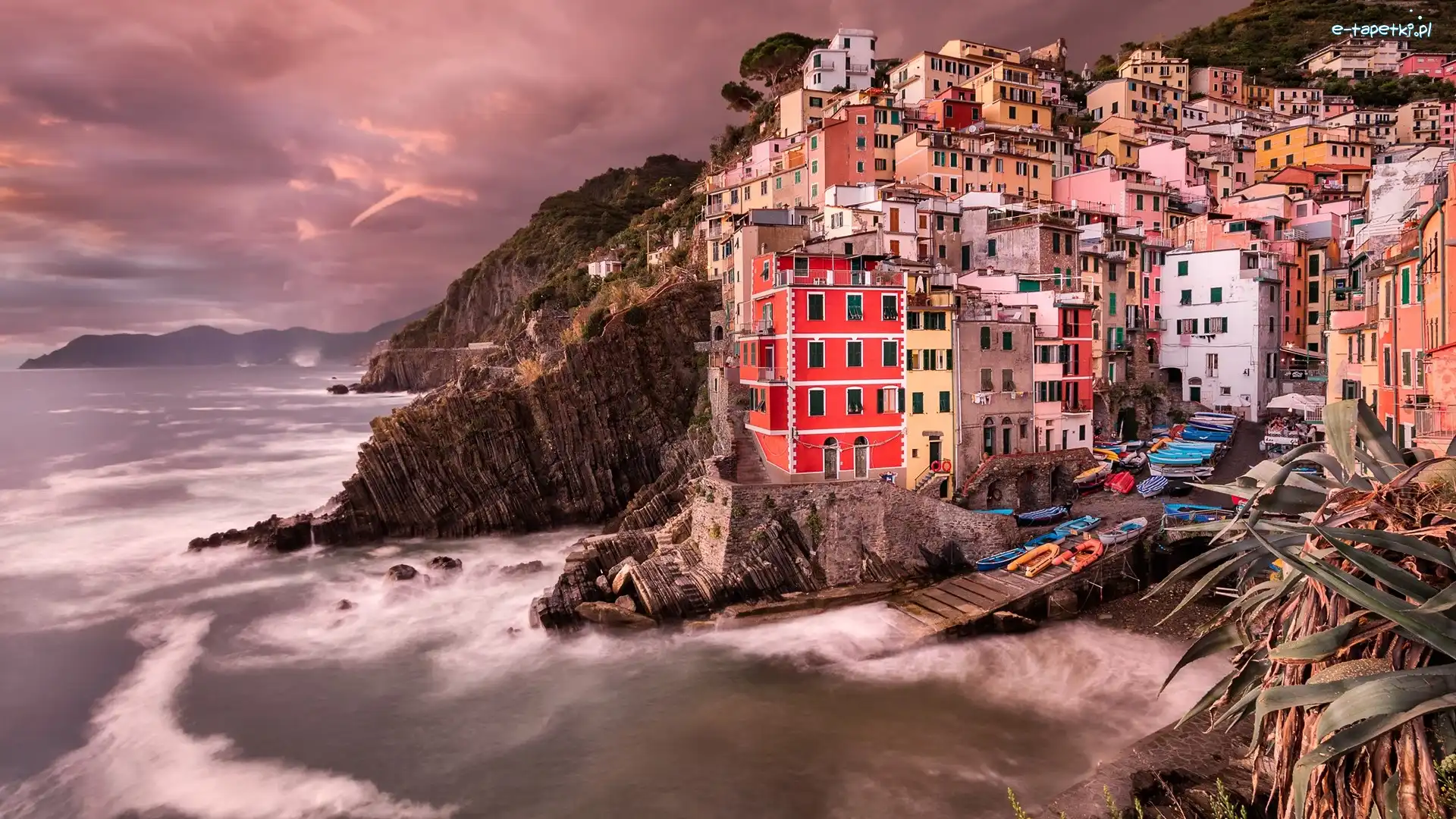 Morze, Włochy, Skały, Miejscowość, Chmury, Riomaggiore, Domy, Łódki, Kolorowe, Cinque Terre, Zatoka