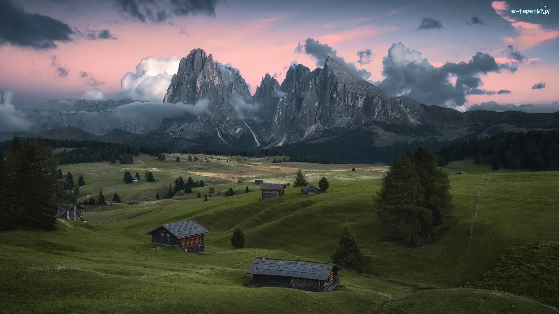 Chmury, Drzewa, Płaskowyż Seiser Alm, Góry Sassolungo, Dolomity, Włochy, Domki, Dolina Val Gardena, Drewniane