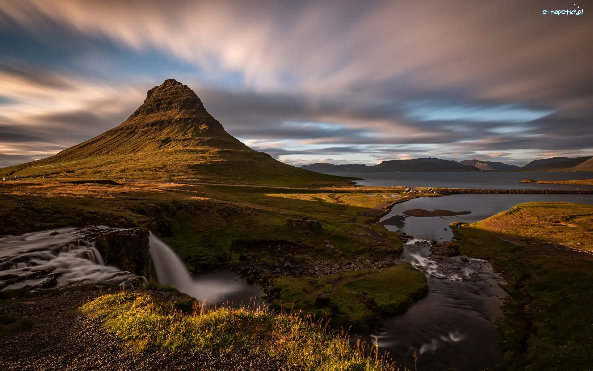 Chmury, Rzeka, Trawa, Wodospad Kirkjufellsfoss, Góra Kirkjufell, Islandia