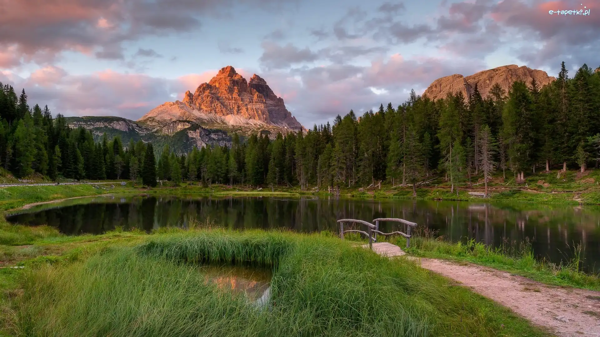 Tre Cime di Lavaredo, Jezioro, Drzewa, Mostek, Włochy, Góry, Masyw, Prowincja Belluno, Dolomity, Antorno Lake, Las