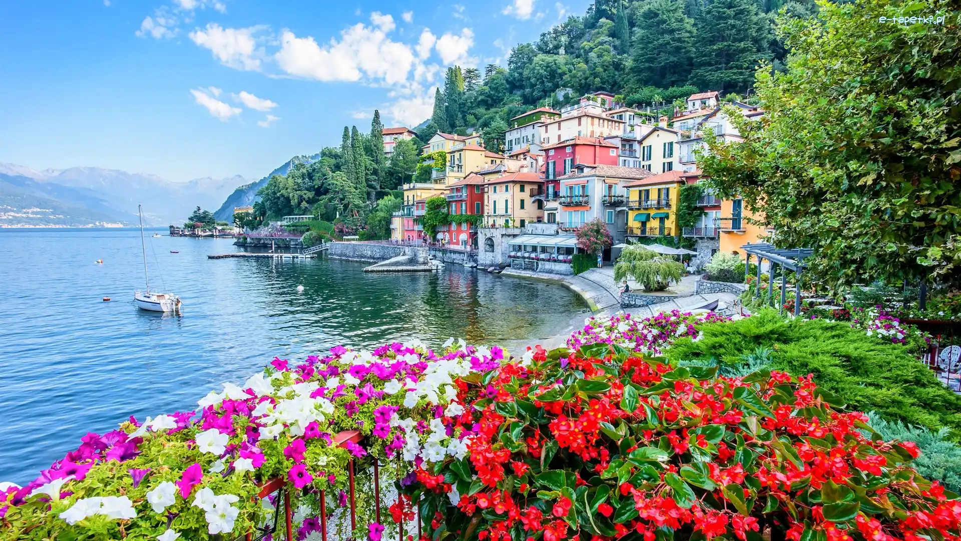 Kolorowe, Kwiaty, Jezioro, Varenna, Włochy, Drzewa, Łódka, Lake Como, Domy