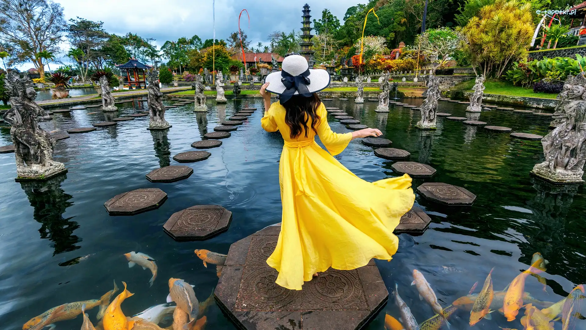 Ryby, Kobieta, Hotel, Suknia, Indonezja, Kapelusz, Sadzawka, Bali, Ogród, Żółta, Tirtagangga Water Palace Villas