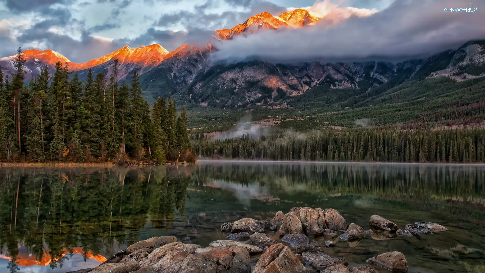 Drzewa, Rozświetlony, Góry, Pyramid Mountain, Kanada, Mgła, Szczyt, Jezioro, Victoria Cross Ranges, Lasy, Pyramid Lake, Alberta, Park Narodowy Jasper