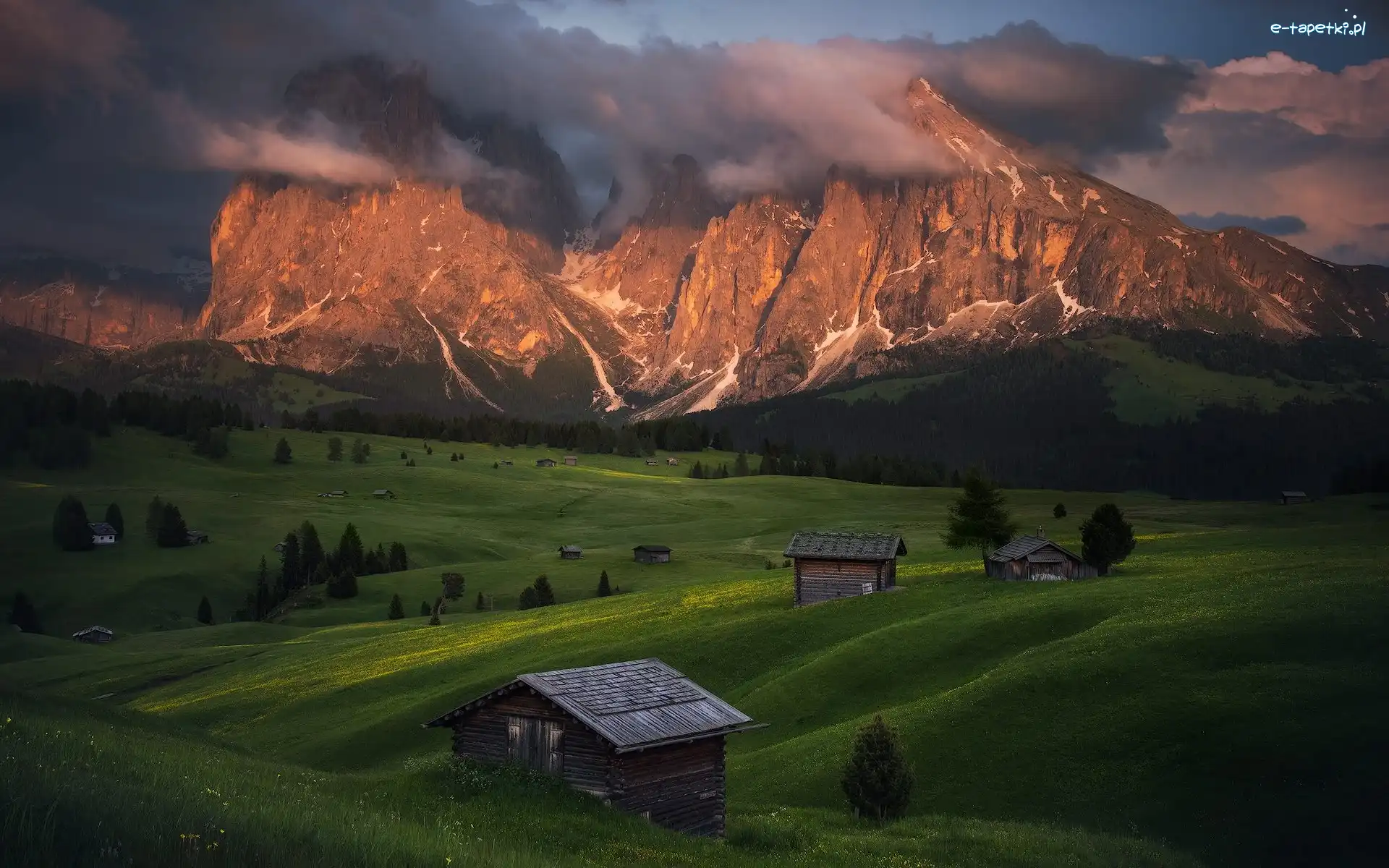 Drewniane, Góry Sassolungo, Włochy, Chmury, Dolina, Val Gardena, Drzewa, Dolomity, Płaskowyż Seiser Alm, Domy