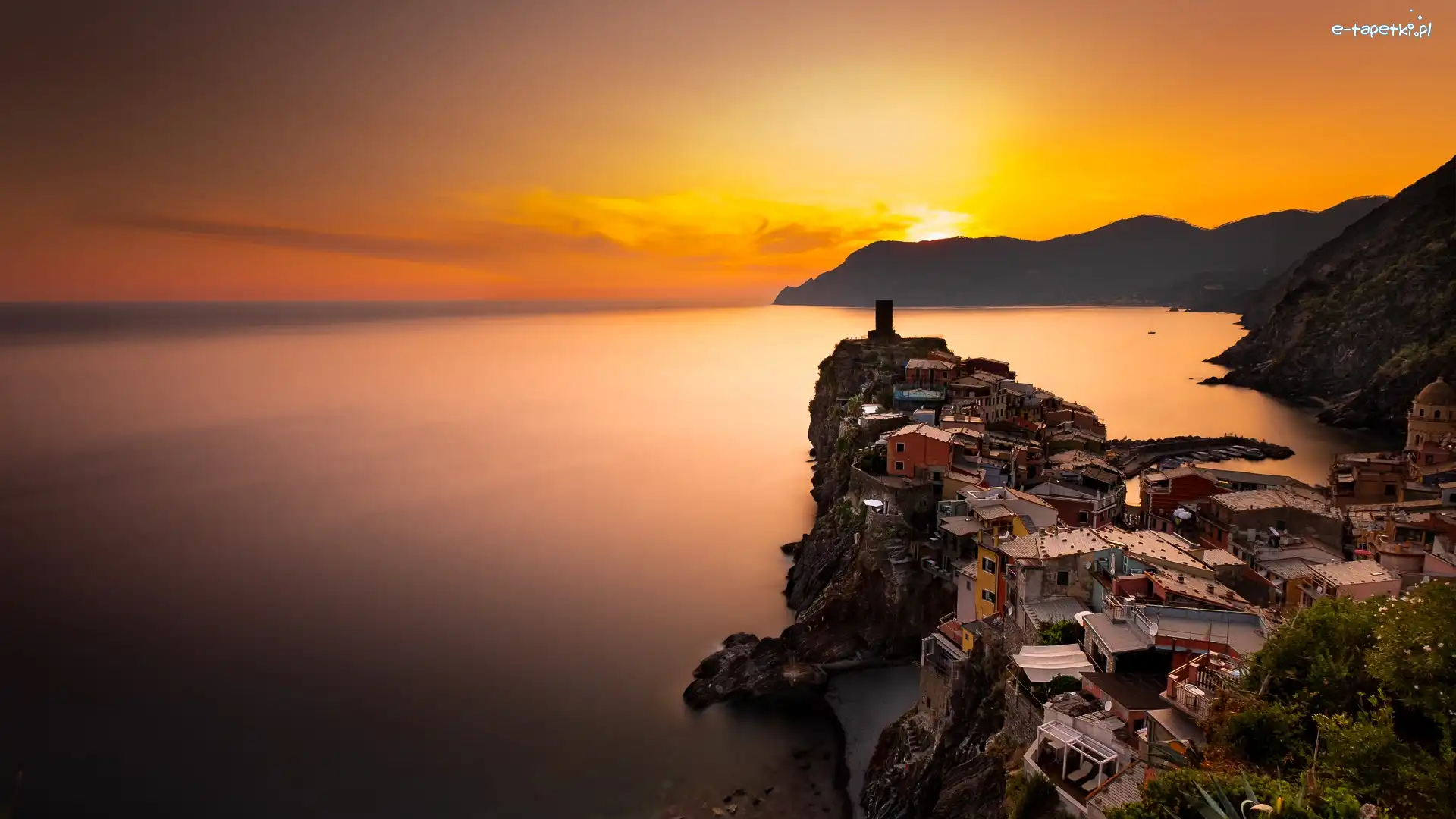 Vernazza, Prowincja La Spezia, Góry, Zachód słońca, Domy, Morze Liguryjskie, Skały, Włochy