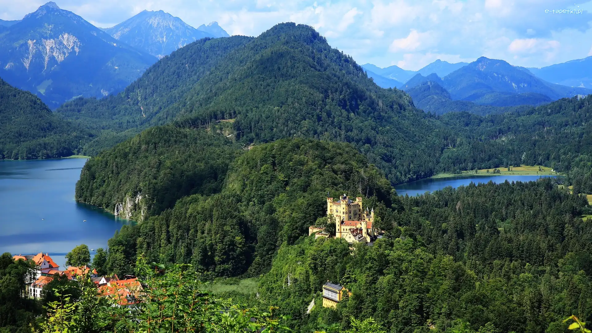 Jezioro Alpsee, Drzewa, Niemcy, Bawaria, Góry, Jezioro Schwan, Zamek Hohenschwangau, Lasy
