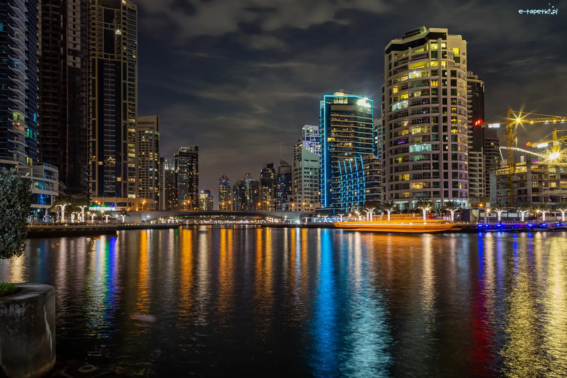 Miasto nocą, Rzeka, Wieżowce, Zjednoczone Emiraty Arabskie, Dubaj
