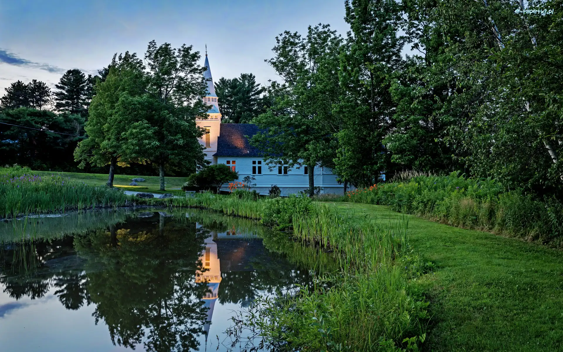 Sugar Hill, Kaplica św Mateusza, Stany Zjednoczone, Wieczór, Drzewa, Krzewy, Trawa, Kościół, Staw, New Hampshire