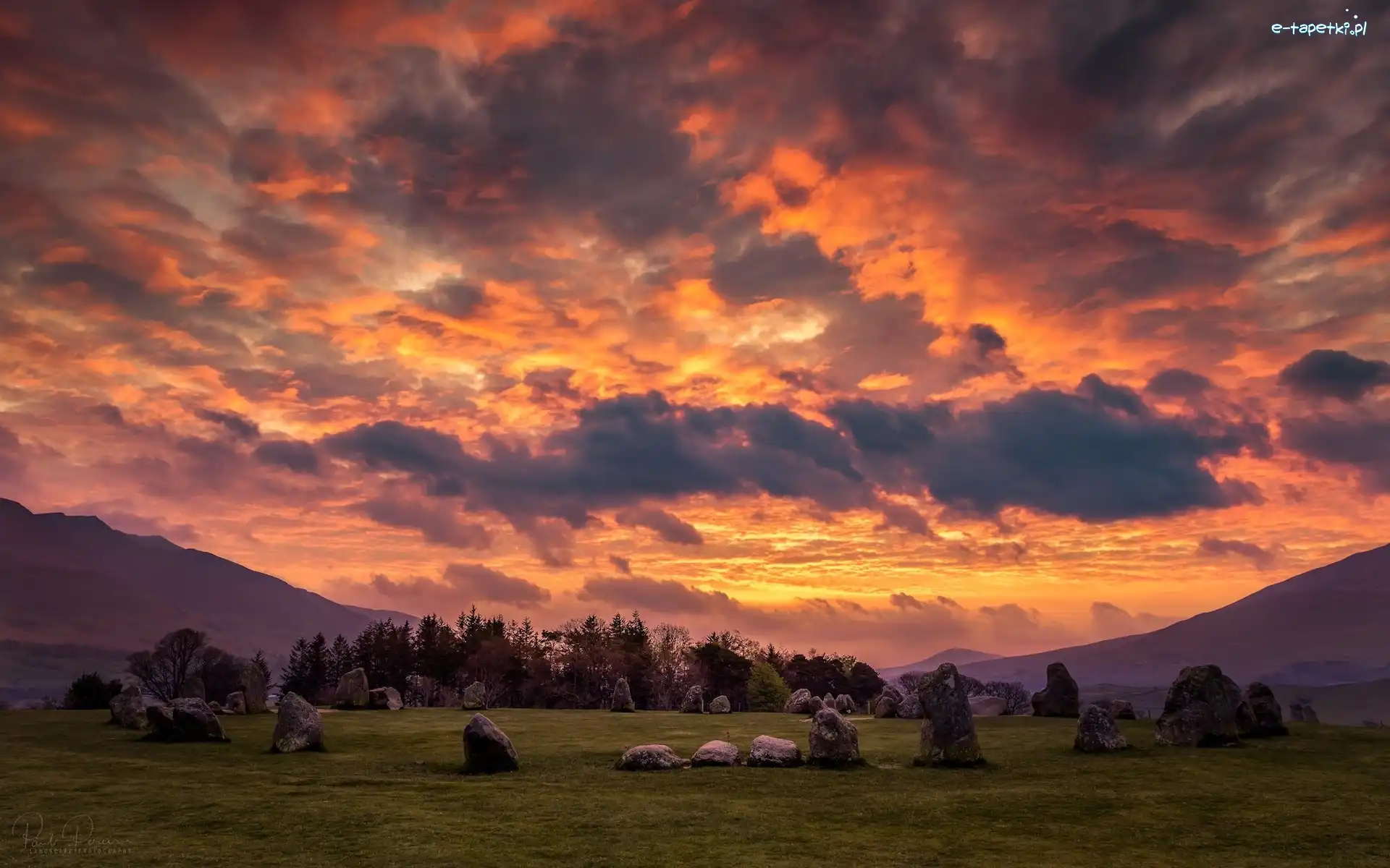 Niebo, Castlerigg, Kamienny krąg, Zachód słońca, Keswick, Kumbria, Kamienie, Obszar Lake District, Drzewa, Anglia, Chmury, Łąka