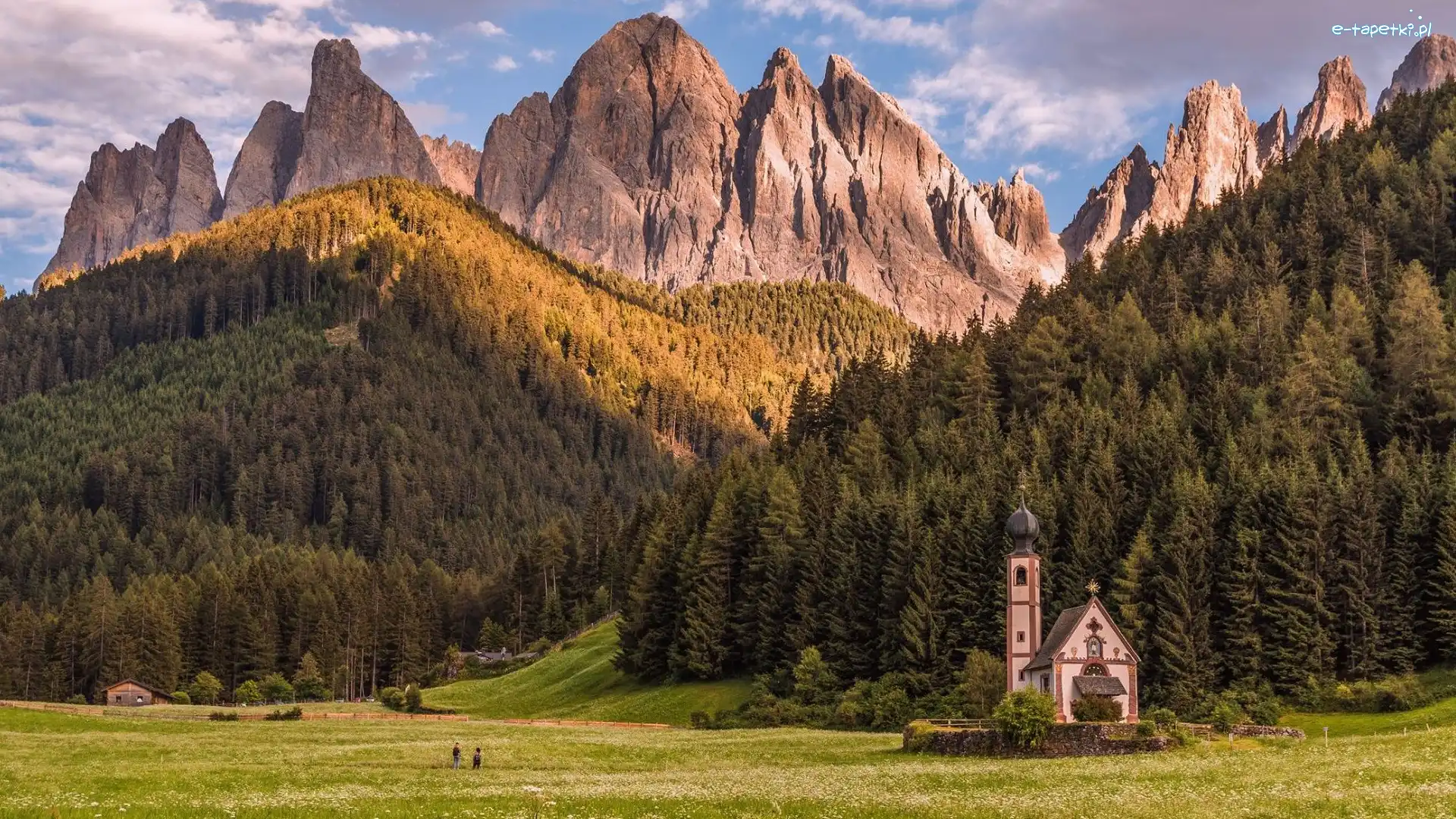Dolina Val di Funes, Południowy Tyrol, Łąka, Santa Maddalena, Dolomity, Kościół św Jana, Wieś, Włochy, Góry, Drzewa