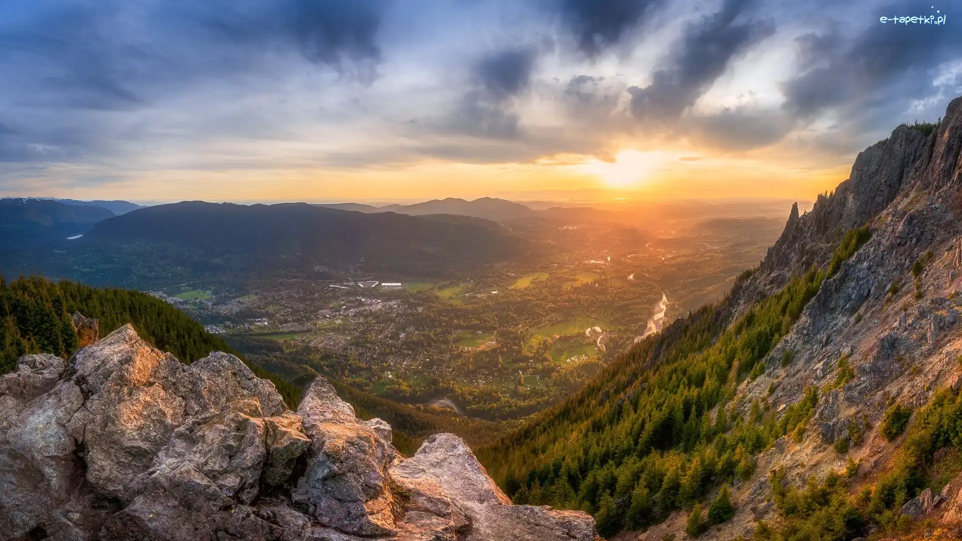Skały, Snoqualmie Valley, Las, Zachód słońca, Chmury, Dolina, Rzeka, Drzewa, Miasto, Góry, Snoqualmie River, Stany Zjednoczone, Stan Waszyngton, Domy