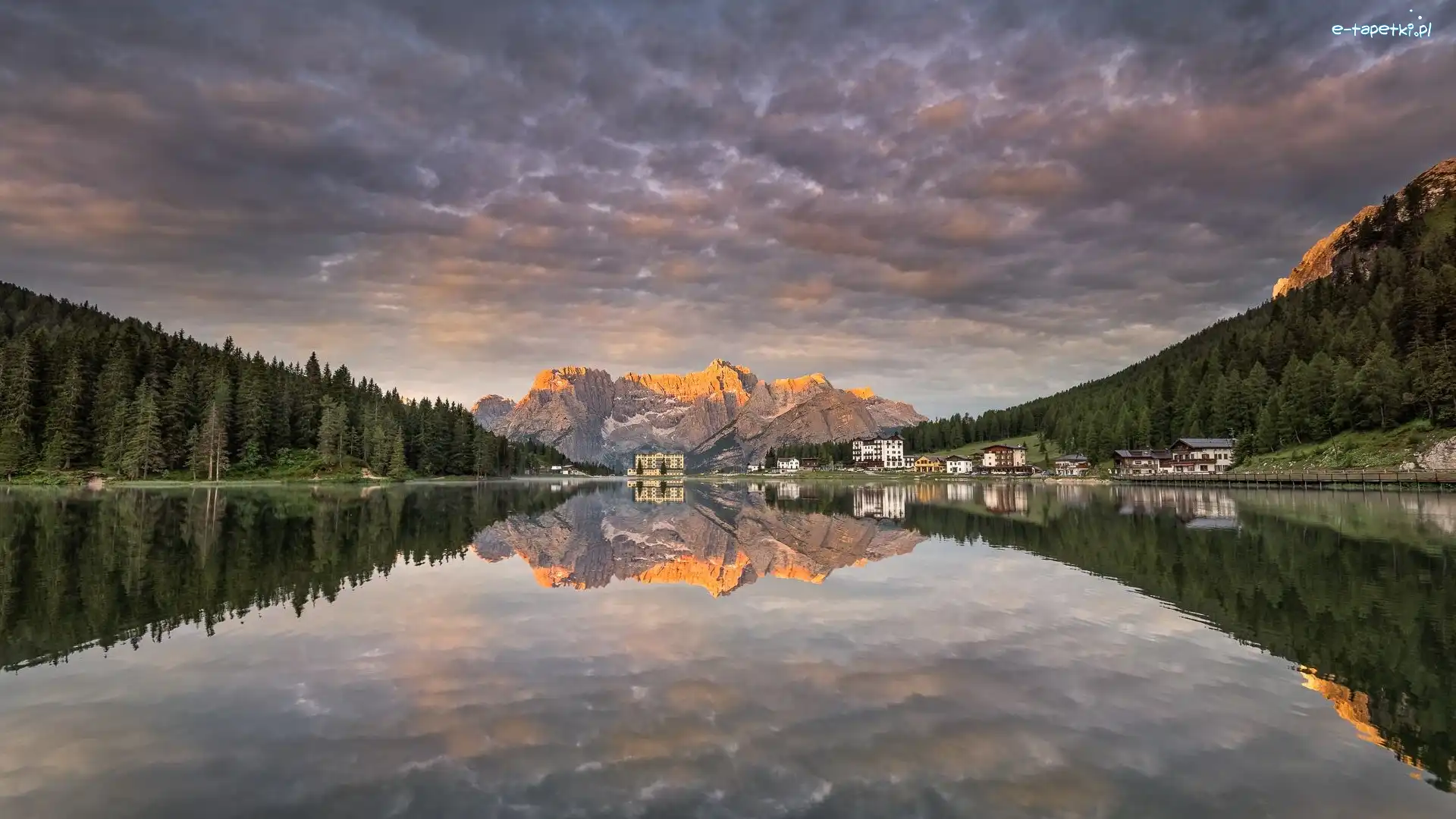 Cortina dAmpezzo, Dolomity, Włochy, Chmury, Misurina Lake, Domy, Grand Hotel Misurina, Góry, Jezioro, Region Cadore