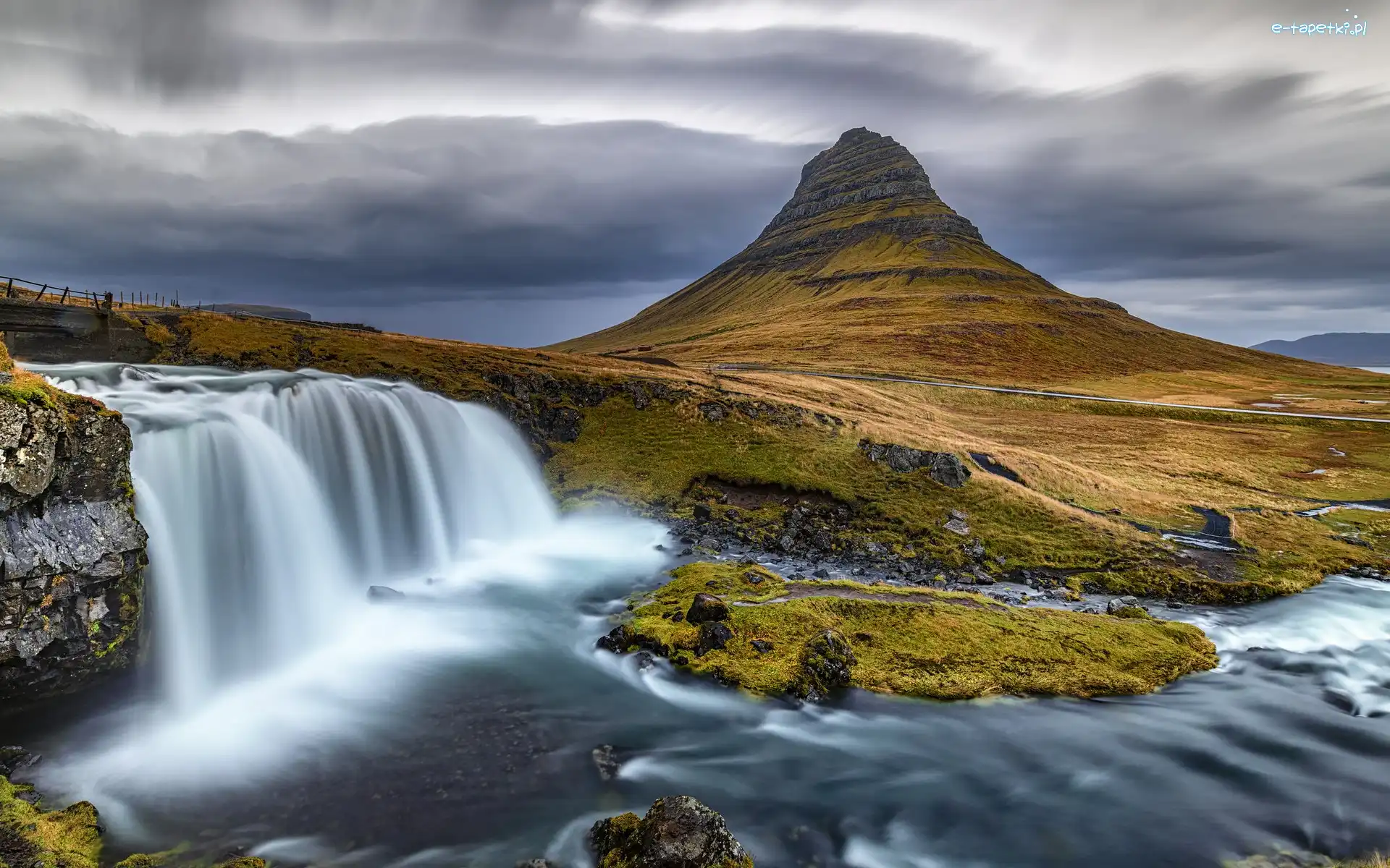 Islandia, Rzeka, Ciemne, Wodospad Kirkjufellsfoss, Góra Kirkjufell, Półwysep Snaefellsnes, Chmury