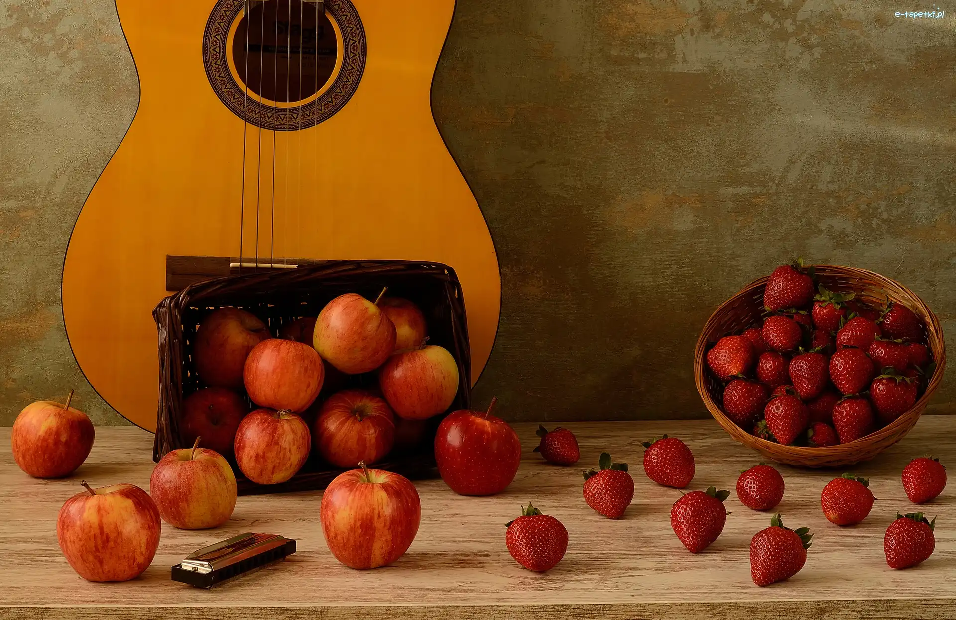 Jabłka, Owoce, Ściana, Harmonijka, Truskawki, Koszyczek, Gitara, Rozsypane