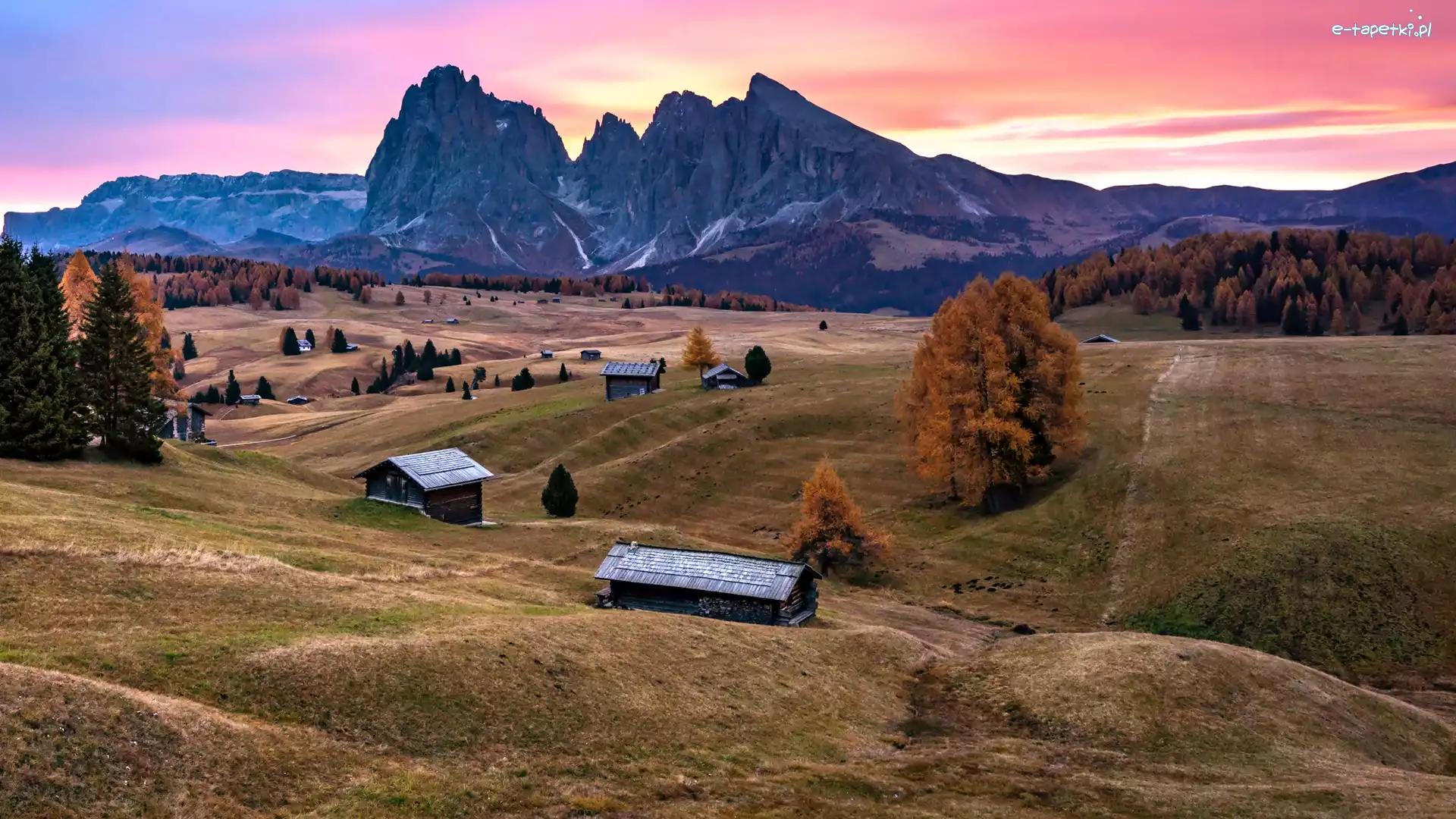 Val Gardena, Płaskowyż, Dolomity, Dolina, Włochy, Sassolungo, Seiser Alm, Jesień, Góry, Drzewa, Wschód słońca, Domy, Drewniane