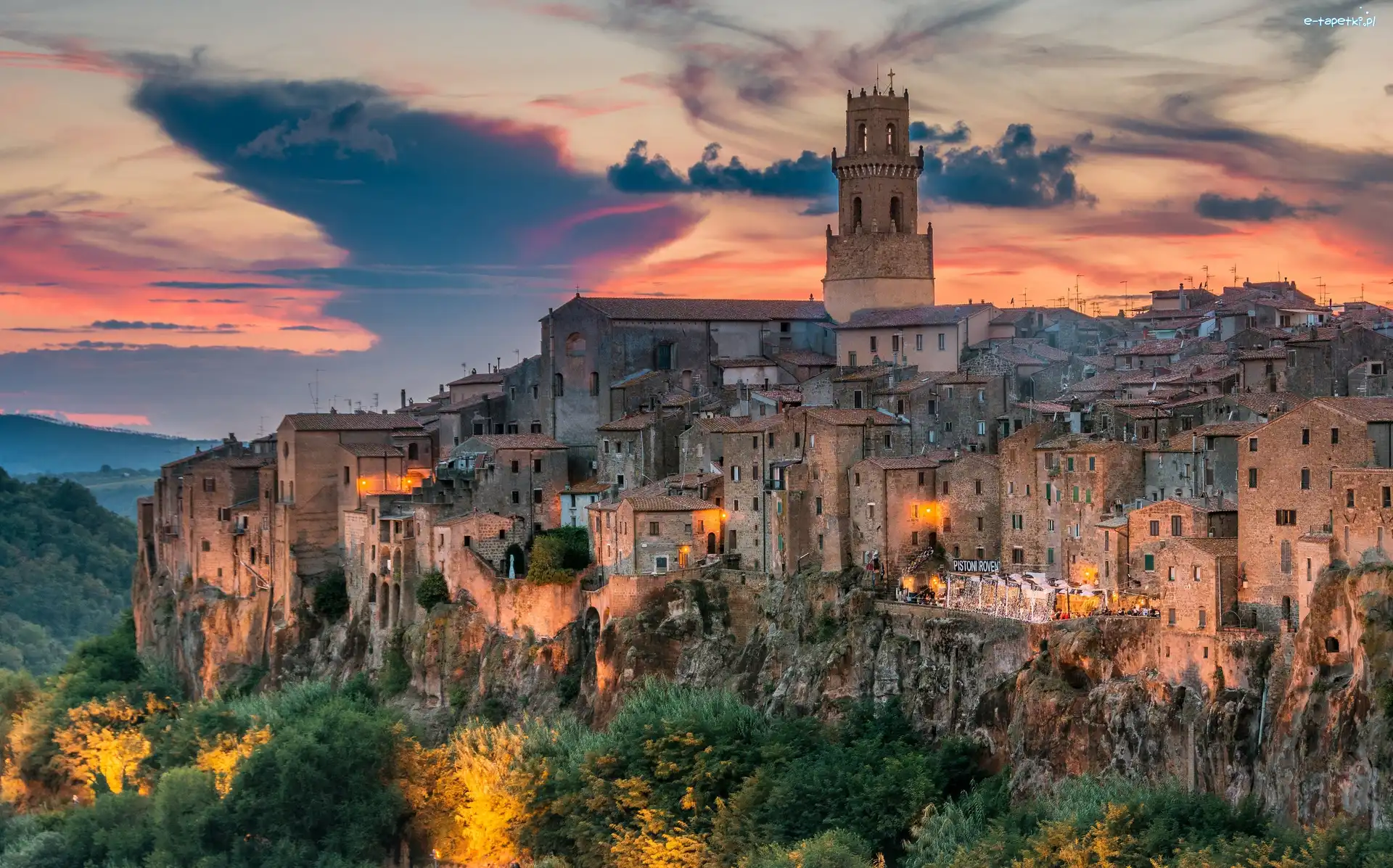 Zachód słońca, Pitigliano, Miasto, Toskania, Włochy, Światło, Domy