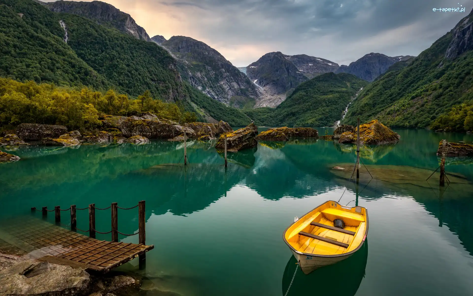 Lodowiec Folgefonna, Góry, Pomost, Jezioro Bondhusvatn, Łódka, Norwegia, Hordaland, Skały, Jęzor Bondhusbreen