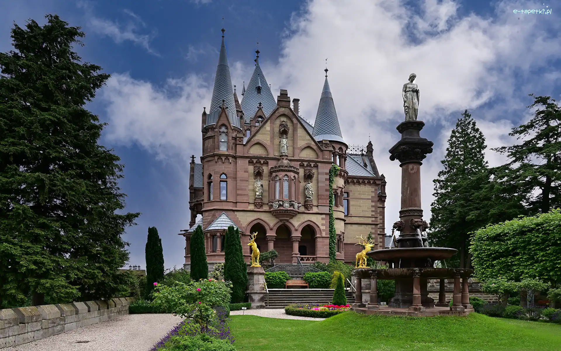 Kwiaty, Ogród, Niemcy, Konigswinter, Drzewa, Fontanna, Posągi, Zamek Drachenburg