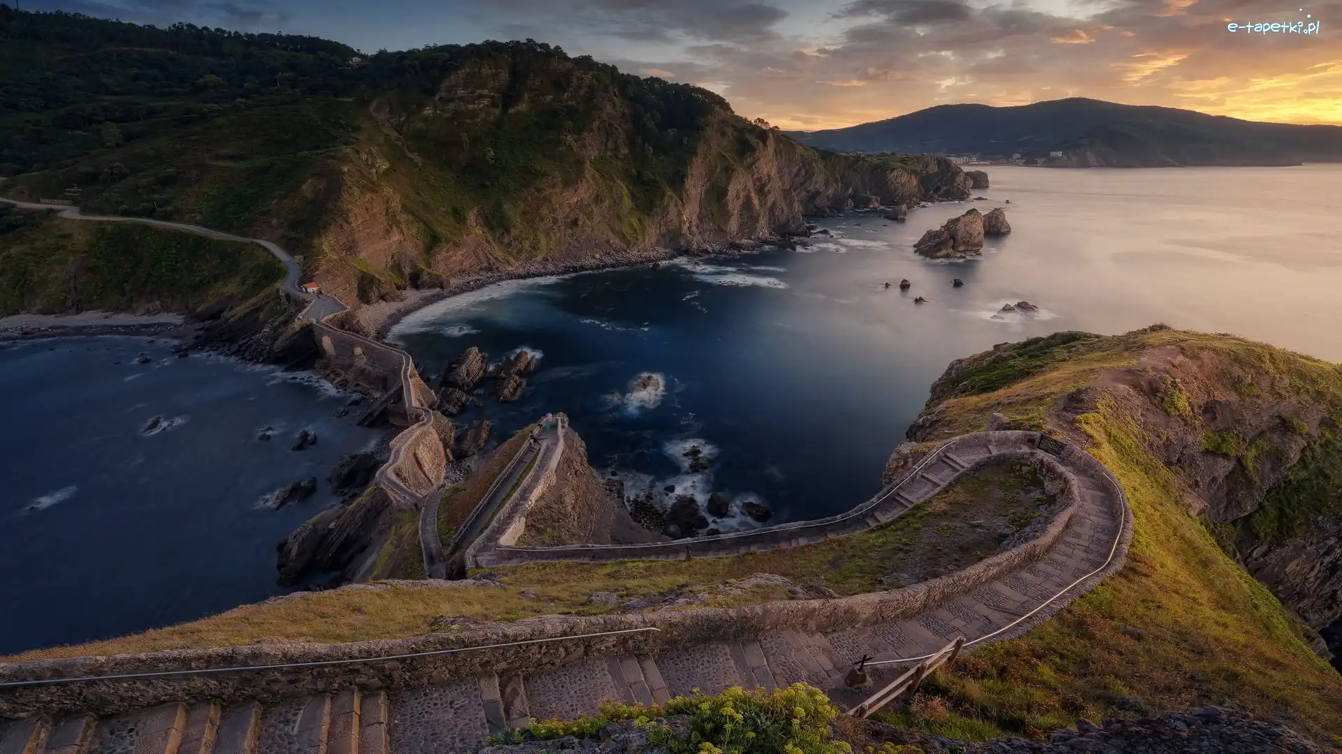 Wybrzeże, Morze, Hiszpania, Wyspa San Juan de Gaztelugatxe, Zatoka Biskajska, Skały, Chmury, Góry