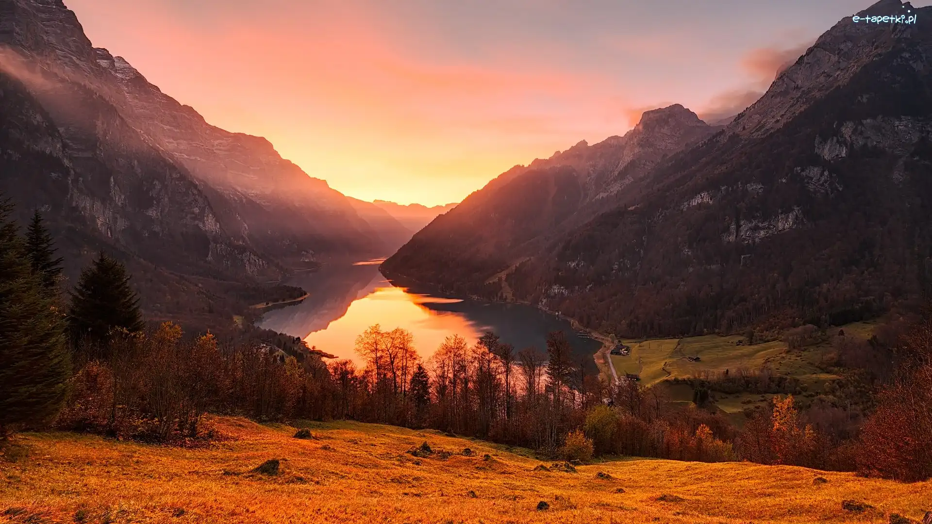 Klontal Valley, Szwajcaria, Drzewa, Jezioro Klontalersee, Wschód słońca, Góry, Dolina, Domy, Alpy, Kanton Glarus, Las