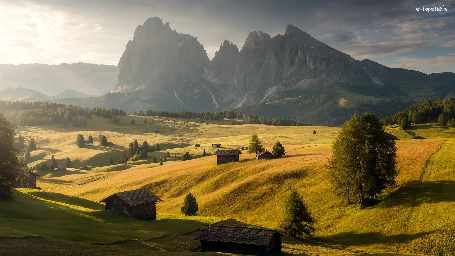 Drewniane, Góry Sassolungo, Dolina Val Gardena, Płaskowyż Seiser Alm, Włochy, Chmury, Drzewa, Dolomity, Domki