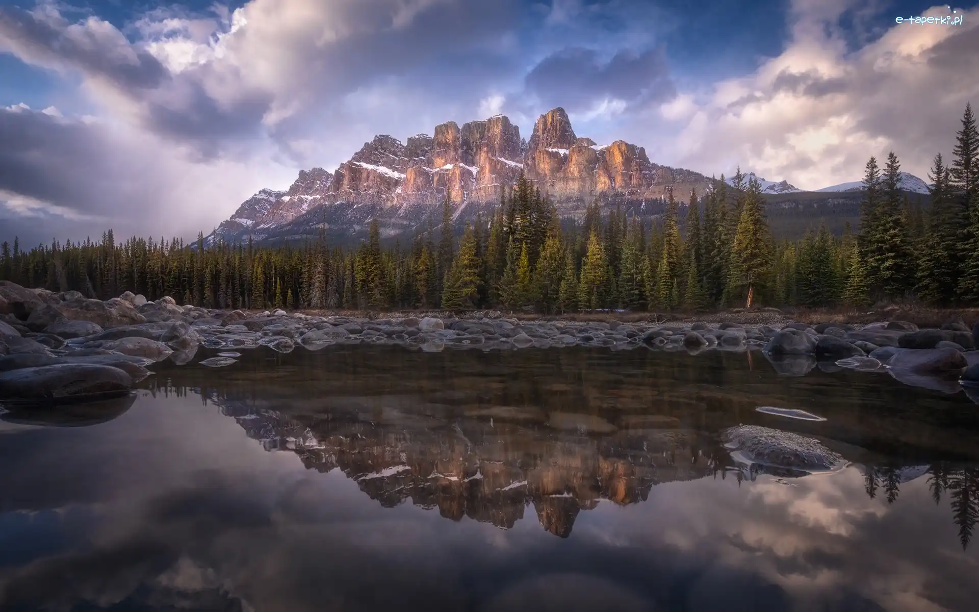 Kamienie, Park Narodowy Banff, Drzewa, Góra Castle Mountain, Kanada, Kamienie, Bow River, Alberta, Rzeka, Góry, Chmury