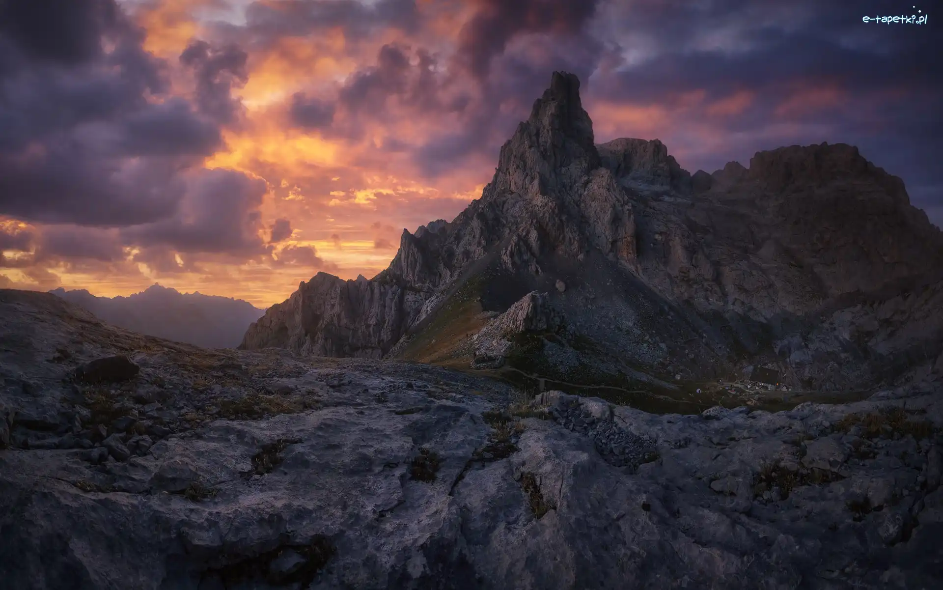 Chmury, Zachód słońca, Park Narodowy Picos de Europa, Pasmo Picos de Europa, Góry Kantabryjskie, Hiszpania, Kantabria, Skały, Asturia